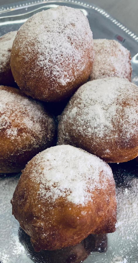 Verse naturel oliebol met poedersuiker